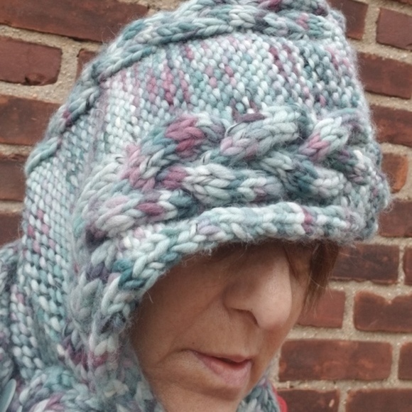 Handmade hood hat with detachable scarf - Picture 6 of 9